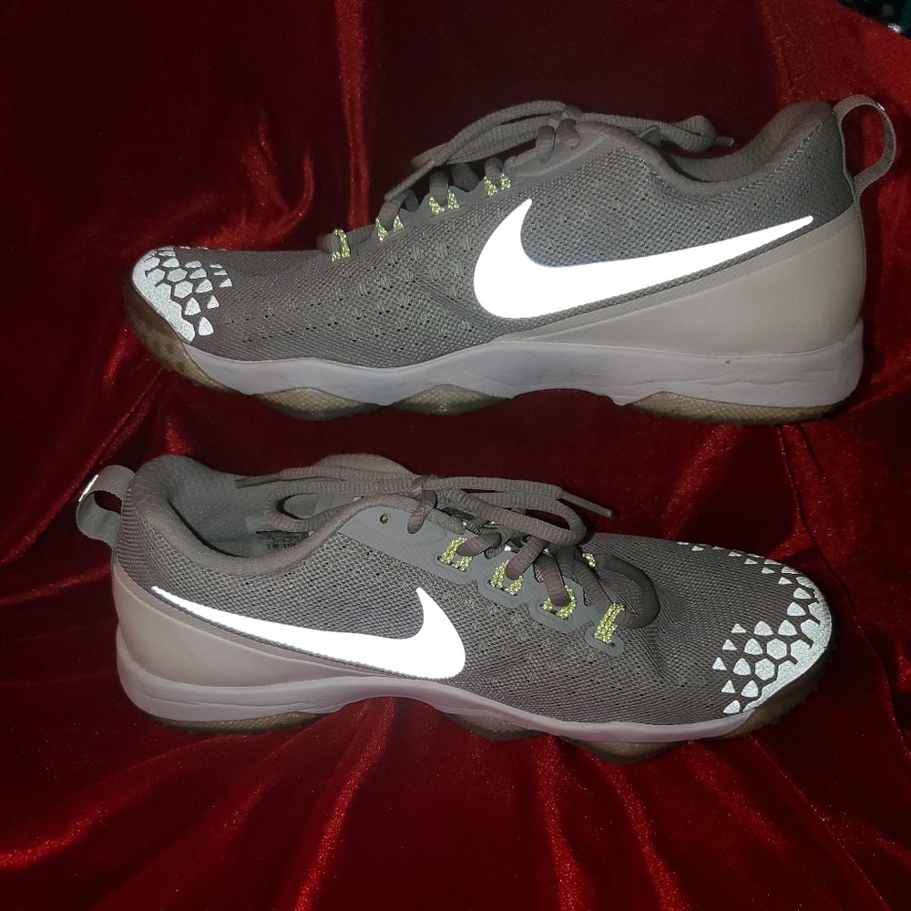 ❤Nikes❤ - Picture 5 of 6